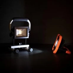 Projecteur chantier LED Hanger extra plat 10 W batterie Lithium -Pas Cher Materiel de chantier Magasin AFD 177469